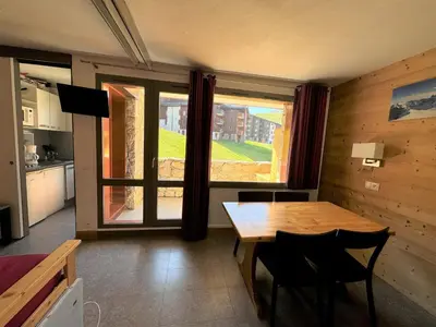 Cuisine ou kitchenette dans l'établissement Studio Rénové au Cœur de la Station avec Balcon et Parking - FR-1-181-2431