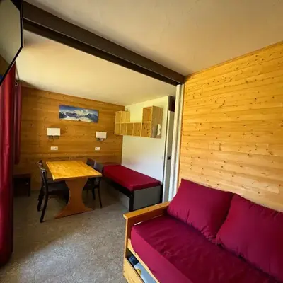 Studio Rénové au Cœur de la Station avec Balcon et Parking - FR-1-181-2431