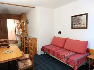 Coin salon dans l'établissement Résidence Belles Challes - Studio 4 personnes à Arc 1800 skis aux pieds et proche des commerces dans le village du Charvet MAE-2131