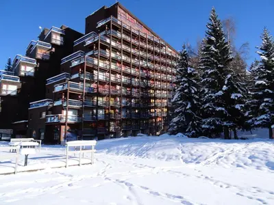 L'établissement Résidence Belles Challes - Studio 4 personnes à Arc 1800 skis aux pieds et proche des commerces dans le village du Charvet MAE-2131 en hiver