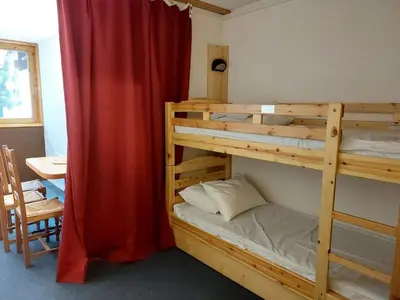 Un ou plusieurs lits dans un hébergement de l'établissement Résidence Belles Challes - Studio 4 personnes à Arc 1800 skis aux pieds et proche des commerces dans le village du Charvet MAE-2131
