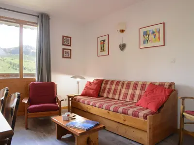 Coin salon dans l'établissement Appartement cosy 2 pièces, proche pistes, balcon, animaux acceptés - FR-1-181-2177