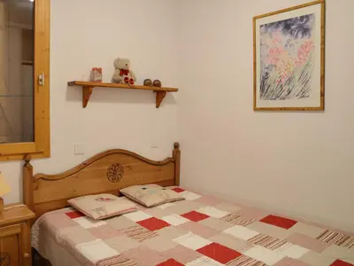 Un ou plusieurs lits dans un hébergement de l'établissement Appartement cosy 2 pièces, proche pistes, balcon, animaux acceptés - FR-1-181-2177