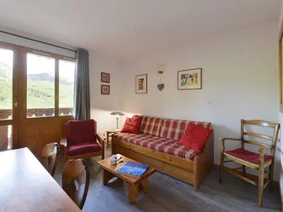 Coin salon dans l'établissement Appartement cosy 2 pièces, proche pistes, balcon, animaux acceptés - FR-1-181-2177