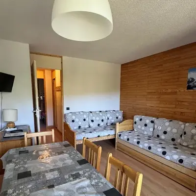 Appartement fonctionnel skis aux pieds avec balcon