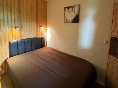Un ou plusieurs lits dans un hébergement de l'établissement Appartement confortable 5 pers au pied des pistes - FR-1-181-2055