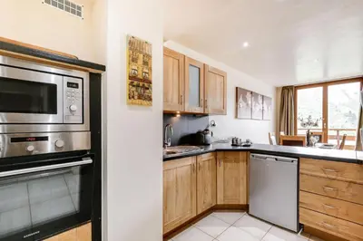 Cuisine ou kitchenette dans l'établissement Résidence Les Armaillis - Appartement de charme 3 pièces 7 personnes à Tignes proche des commerces, du bowling, de la piscine et des pistes dans le quart MAE-2175