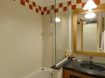 Salle de bains dans l'établissement Appartement cosy, accès direct pistes, 5 pers, Belle Plagne - FR-1-181-2386