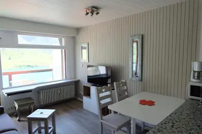 Cuisine ou kitchenette dans l'établissement Tignes Joli Studio avec vue imprenable sur le lac