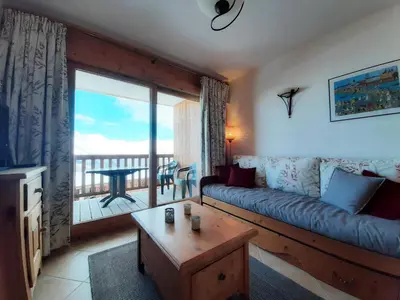 Coin salon dans l'établissement Appartement calme avec balcon, accès direct aux pistes - FR-1-346-417