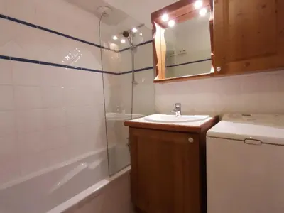Salle de bains dans l'établissement Appartement calme avec balcon, accès direct aux pistes - FR-1-346-417