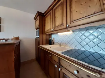 Cuisine ou kitchenette dans l'établissement Appartement calme avec balcon, accès direct aux pistes - FR-1-346-417