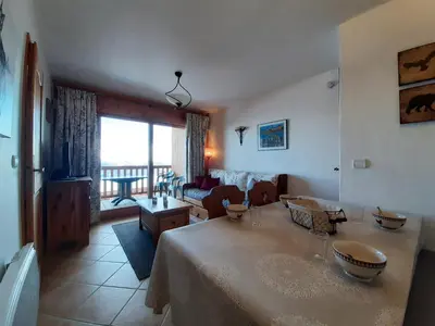Coin salon dans l'établissement Appartement calme avec balcon, accès direct aux pistes - FR-1-346-417