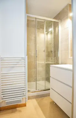 Salle de bains dans l'établissement Balcons G 013 - PARC NAT VANOISE appart 8 pers