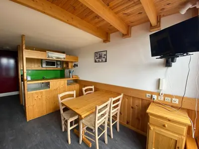 Cuisine ou kitchenette dans l'établissement Duplex lumineux skis aux pieds avec balcon - FR-1-346-438