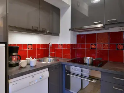 Cuisine ou kitchenette dans l'établissement Appartement confortable 3 pièces 7 pers avec balcon près des pistes - FR-1-181-2029