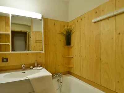 Salle de bains dans l'établissement Appartement confortable 3 pièces 7 pers avec balcon près des pistes - FR-1-181-2029