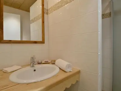 Salle de bains dans l'établissement Appartement confortable 3 pièces 7 pers avec balcon près des pistes - FR-1-181-2029
