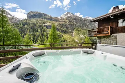 Vue générale sur la montagne ou vue sur la montagne depuis le chalet