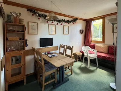 Télévision ou salle de divertissement dans l'établissement Studio skis aux pieds avec balcon, 3/4 pers., WiFi - FR-1-181-2258