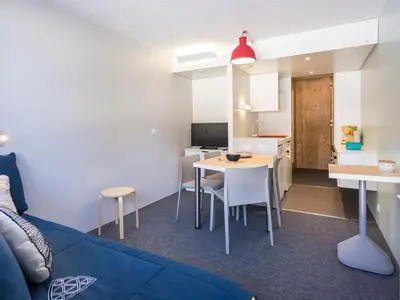 Télévision ou salle de divertissement dans l'établissement Studio rénové ski aux pieds, balcon, WiFi - FR-1-346-512