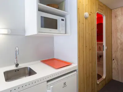 Cuisine ou kitchenette dans l'établissement Studio rénové ski aux pieds, balcon, WiFi - FR-1-346-512