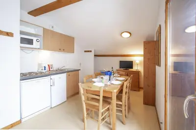 Cuisine ou kitchenette dans l'établissement Balcons H 024 - PARC NAT VANOISE appart 6 pers
