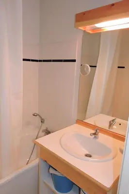 Salle de bains dans l'établissement Balcons G 015 - PARC NAT VANOISE studio 4 pers