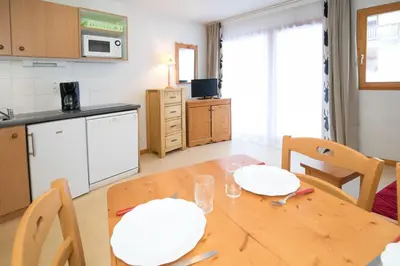 Cuisine ou kitchenette dans l'établissement Balcons G 015 - PARC NAT VANOISE studio 4 pers