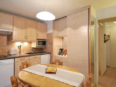 Cuisine ou kitchenette dans l'établissement Appartement rénové 2 pièces skis aux pieds avec balcon - FR-1-181-2050