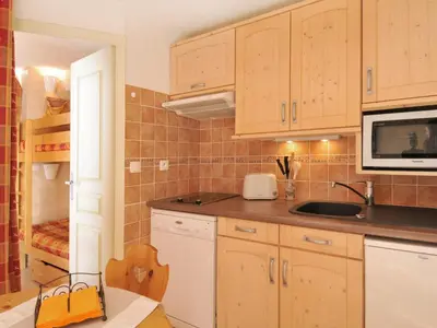 Cuisine ou kitchenette dans l'établissement Appartement rénové 2 pièces skis aux pieds avec balcon - FR-1-181-2050