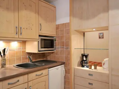 Cuisine ou kitchenette dans l'établissement Appartement rénové 2 pièces skis aux pieds avec balcon - FR-1-181-2050