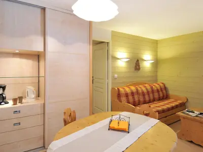 Coin salon dans l'établissement Appartement rénové 2 pièces skis aux pieds avec balcon - FR-1-181-2050