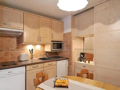 Cuisine ou kitchenette dans l'établissement Appartement rénové 2 pièces skis aux pieds avec balcon - FR-1-181-2050