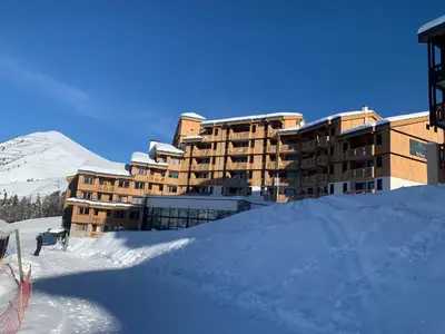 L'établissement Haut Belle Plagne, vue montagnes, au pied des pistes, proche de l'ESF & espace piscine inclus en hiver