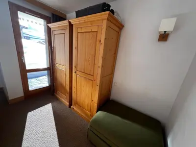 Coin salon dans l'établissement Haut Belle Plagne, vue montagnes, au pied des pistes, proche de l'ESF & espace piscine inclus