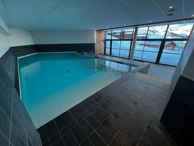 Piscine de l'établissement Haut Belle Plagne, vue montagnes, au pied des pistes, proche de l'ESF & espace piscine inclus ou située à proximité