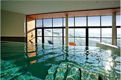 Piscine de l'établissement Haut Belle Plagne, vue montagnes, au pied des pistes, proche de l'ESF & espace piscine inclus ou située à proximité