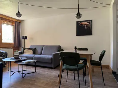 Coin salon dans l'établissement Haut Belle Plagne, vue montagnes, au pied des pistes, proche de l'ESF & espace piscine inclus