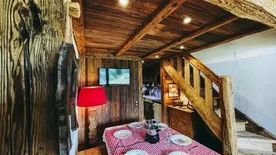 Télévision ou salle de divertissement dans l'établissement Appartement esprit chalet - splendide vue montagne à 180