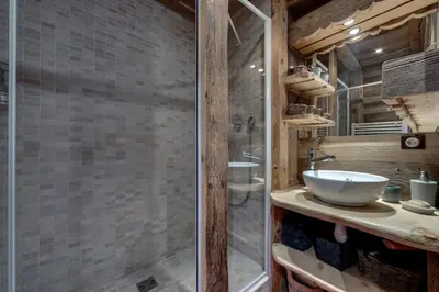 Salle de bains dans l'établissement Appartement esprit chalet - splendide vue montagne à 180