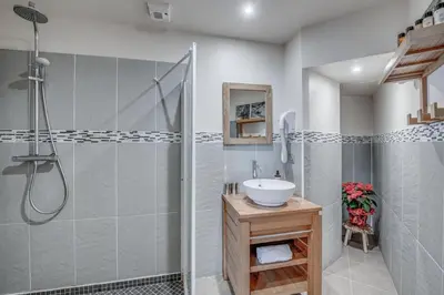 Salle de bains dans l'établissement Résidence Palafour - Appartements « Palafour Lodges» MAE-0154