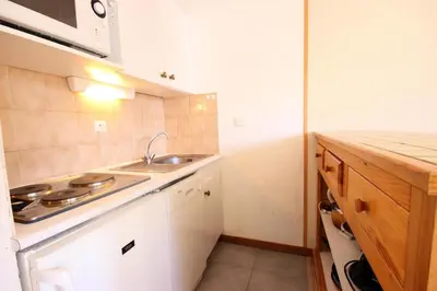 Cuisine ou kitchenette dans l'établissement Résidence Soldanelles - Appartement 2 pièces 6 personnes à Vallandry en centre station proche des commerces et des pistes MAE-2021