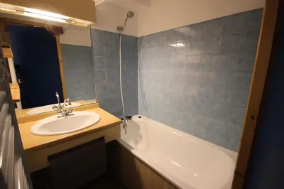 Salle de bains dans l'établissement Résidence Cret De L'ours 2 - Appartement 2 pièces 5 personnes à Vallandry proche des pistes et des commerces MAE-2084