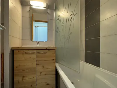 Salle de bains dans l'établissement Studio fonctionnel 4 pers, accès direct pistes, vue sur pistes - FR-1-181-2259