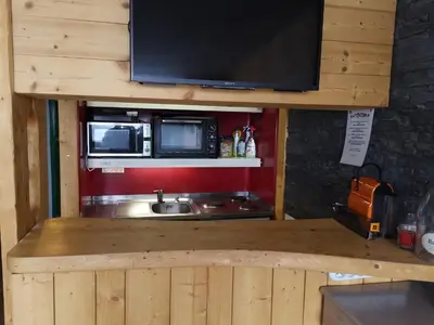 Cuisine ou kitchenette dans l'établissement Appartement confortable, Ski aux pieds, Balcon, Wifi - FR-1-346-421