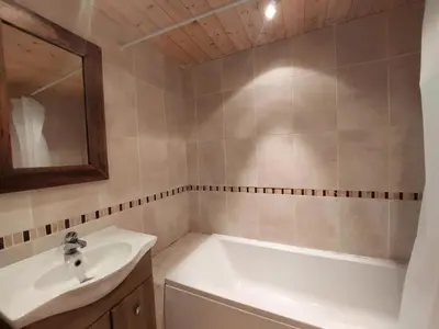 Salle de bains dans l'établissement Résidence Vogel - Chaleureux duplex pour 4 personnes avec une très belle vue sur la vallée dans le village de Charmettoger à Arc 1800 MAE-2129