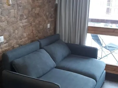 Coin salon dans l'établissement Studio rénové ski aux pieds avec balcon, 5 couchages - FR-1-346-373