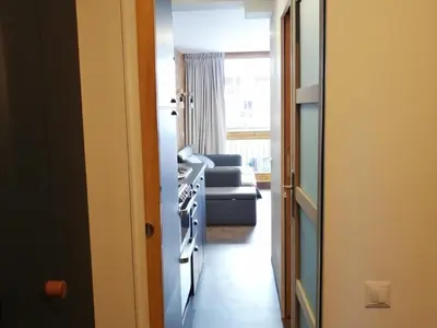Coin salon dans l'établissement Studio rénové ski aux pieds avec balcon, 5 couchages - FR-1-346-373
