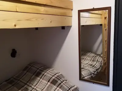 Un ou plusieurs lits dans un hébergement de l'établissement Studio rénové ski aux pieds avec balcon, 5 couchages - FR-1-346-373